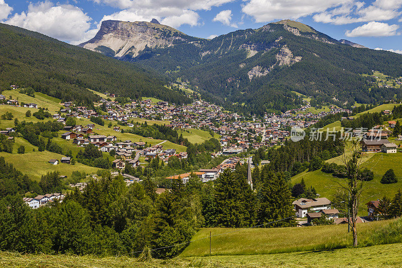 奥尔塞在田园诗白云石阿尔卑斯风景- Val Gardena，意大利